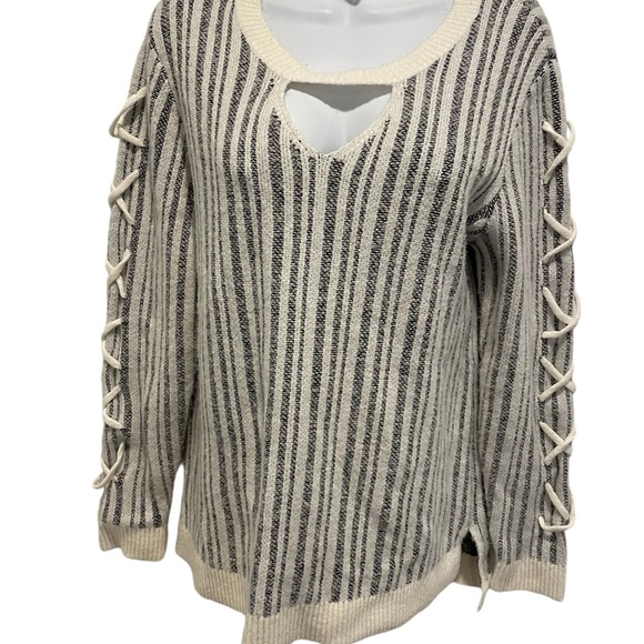 ROCK & REPUBLIC Women’s Striped Long Sleeve Sweater Size Medium - Picture 7 of 15